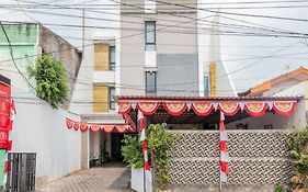 RedDoorz Plus Syariah near Mall Pondok Indah